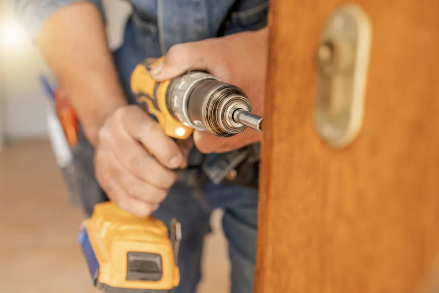 Remplacement d'un cylindre de sûreté sur une porte d'appartement boulonnaise