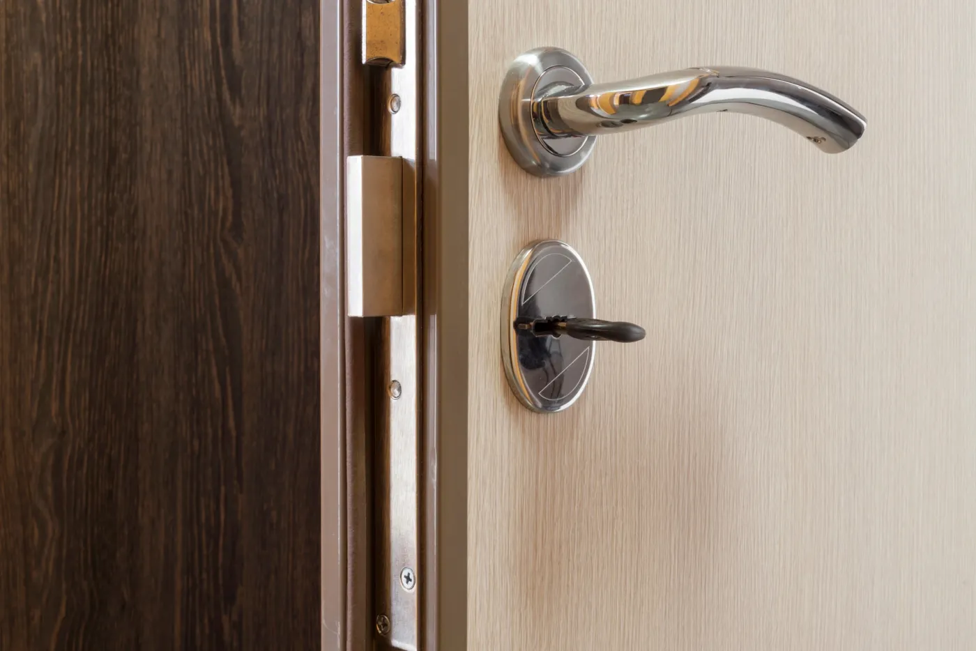 Contrôle de l'alignement et du verrouillage après blindage de la porte