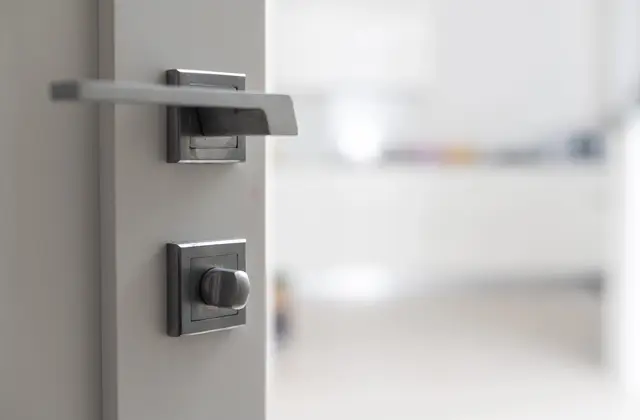 Poignée et cylindre d'une porte d'entrée